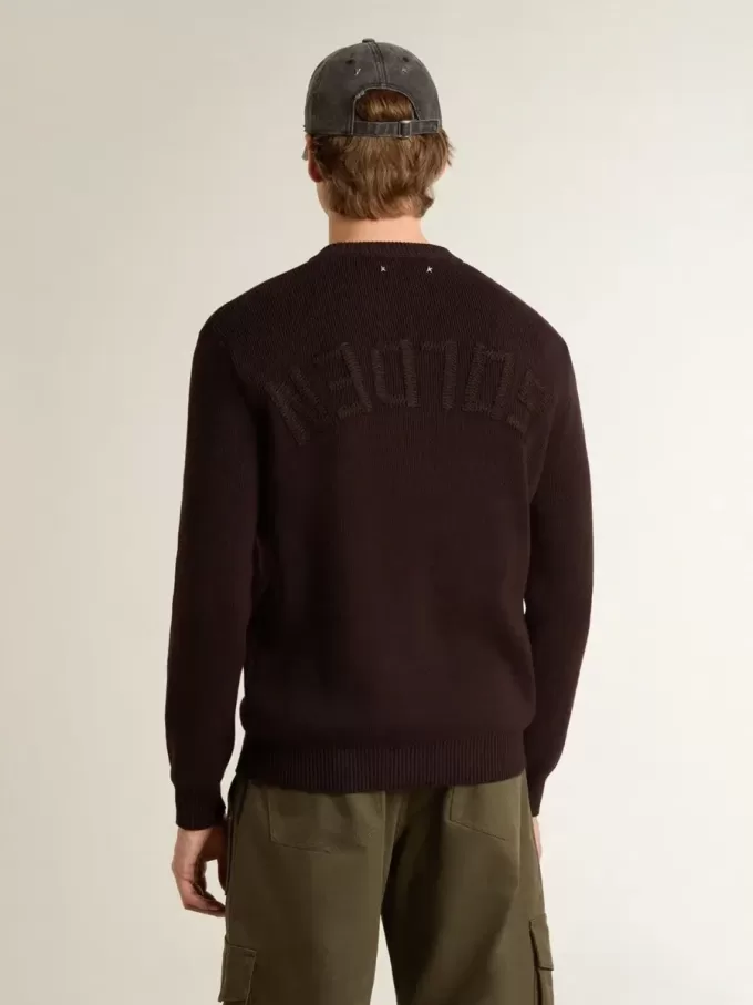 Brauner Herrenpullover mit Rundhalsausschnitt und „Golden”-Schriftzug auf der Rückseite