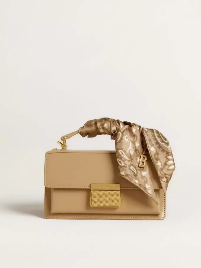 Buchstabe B-Anhänger aus goldfarbenem Messing mit Kristallen Buchstabe B-Anhänger aus goldfarbenem Messing mit Kristallen