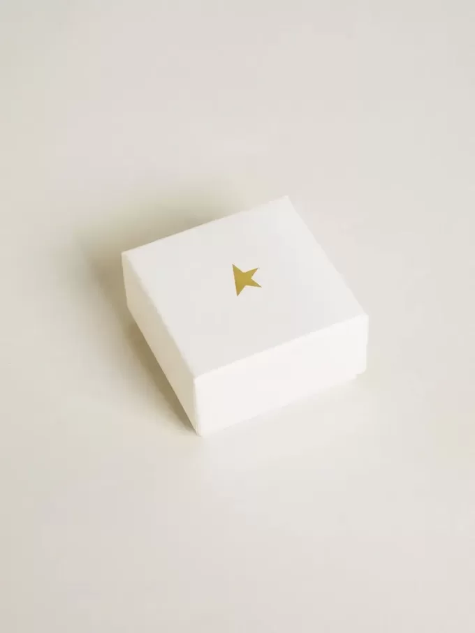 Buchstabe O-Anhänger aus goldfarbenem Messing mit Kristallen