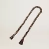 Burgunderroter Charm aus geflochtenem Stoff mit Messingkette Burgunderroter Charm aus geflochtenem Stoff mit Messingkette