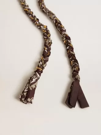 Burgunderroter Charm aus geflochtenem Stoff mit Messingkette