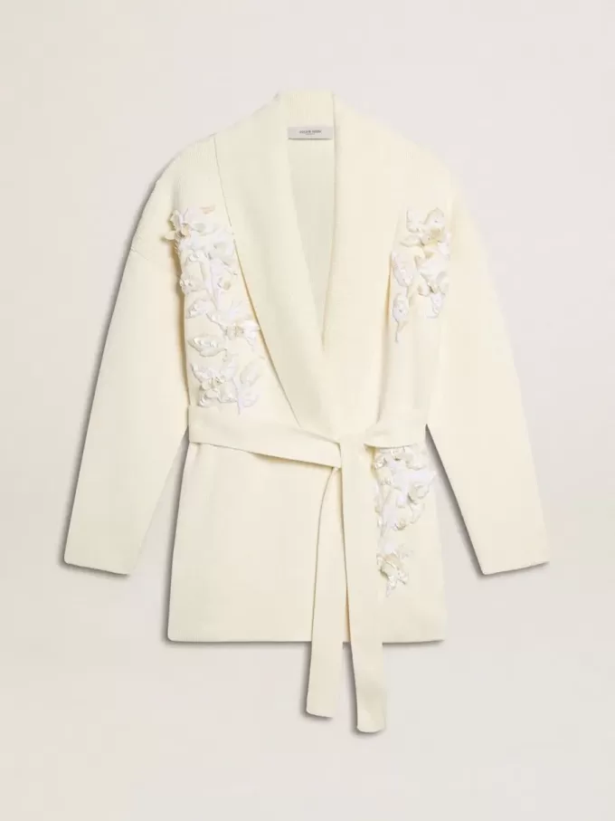 Cremefarbene Damenstrickjacke aus Baumwolle mit Blumenstickerei Cremefarbene Damenstrickjacke aus Baumwolle mit Blumenstickerei