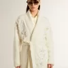 Cremefarbene Damenstrickjacke aus Baumwolle mit Blumenstickerei Cremefarbene Damenstrickjacke aus Baumwolle mit Blumenstickerei
