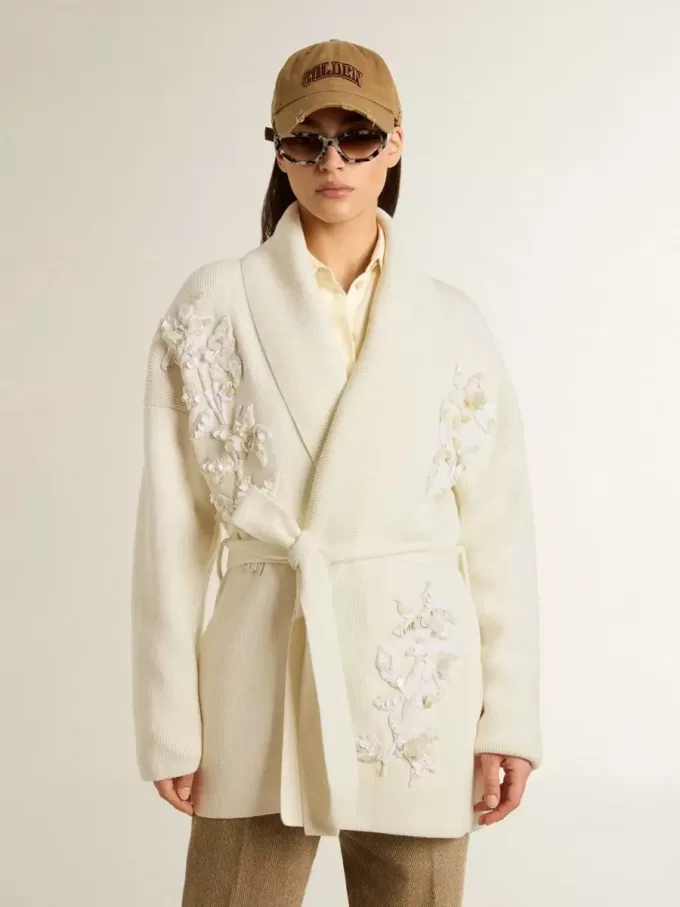 Cremefarbene Damenstrickjacke aus Baumwolle mit Blumenstickerei Cremefarbene Damenstrickjacke aus Baumwolle mit Blumenstickerei