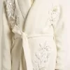 Cremefarbene Damenstrickjacke aus Baumwolle mit Blumenstickerei Cremefarbene Damenstrickjacke aus Baumwolle mit Blumenstickerei