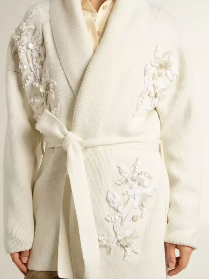 Cremefarbene Damenstrickjacke aus Baumwolle mit Blumenstickerei Cremefarbene Damenstrickjacke aus Baumwolle mit Blumenstickerei