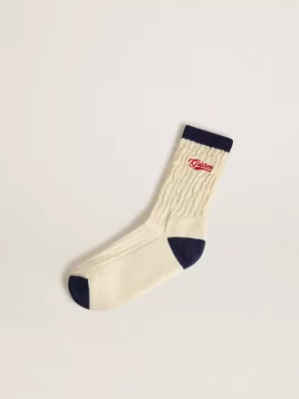 Cremefarbene gerippte Socken mit marineblauen Details und rotem Logo