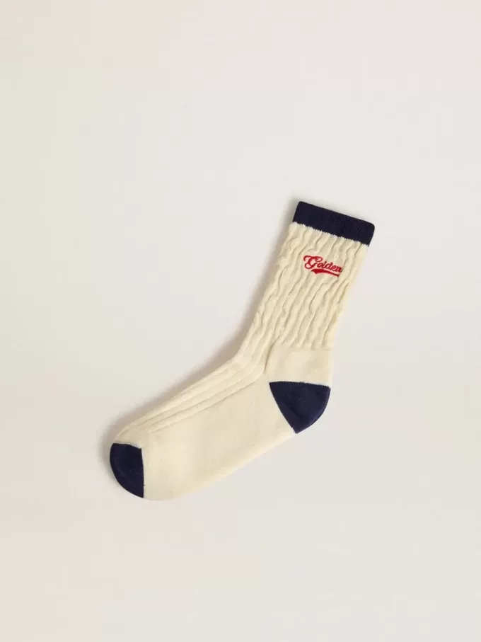 Cremefarbene gerippte Socken mit marineblauen Details und rotem Logo