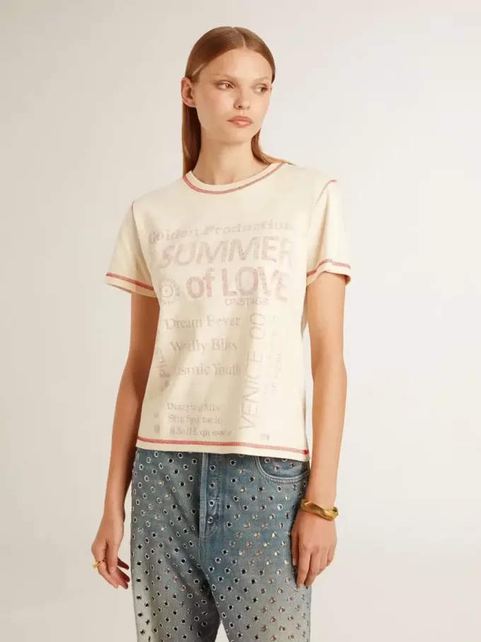 Cremefarbenes Damen-T-Shirt mit verblassten roten Akzenten Cremefarbenes Damen-T-Shirt mit verblassten roten Akzenten