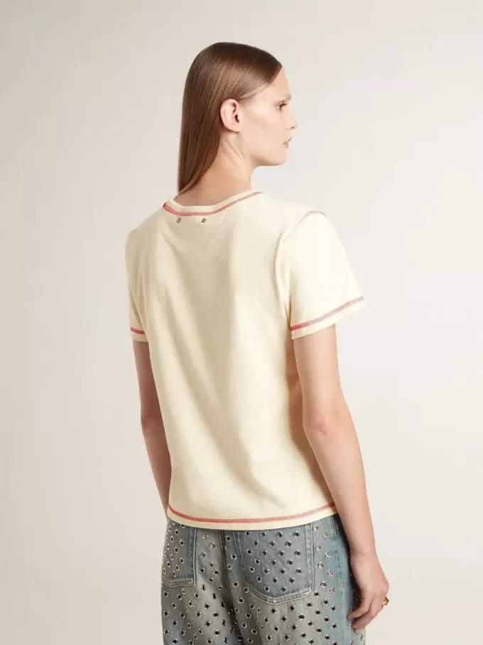 Cremefarbenes Damen-T-Shirt mit verblassten roten Akzenten Cremefarbenes Damen-T-Shirt mit verblassten roten Akzenten