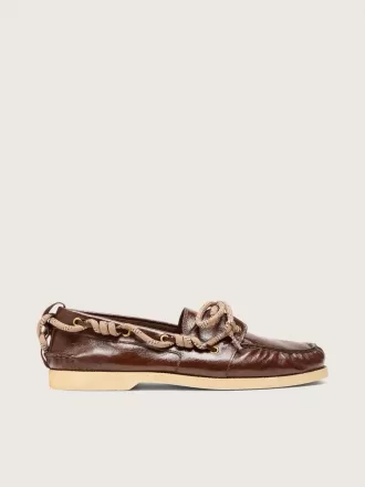 Cruise-Loafer für Damen aus glänzendem dunkelbraunem Leder mit taubengrauen Wanderschnürsenkeln