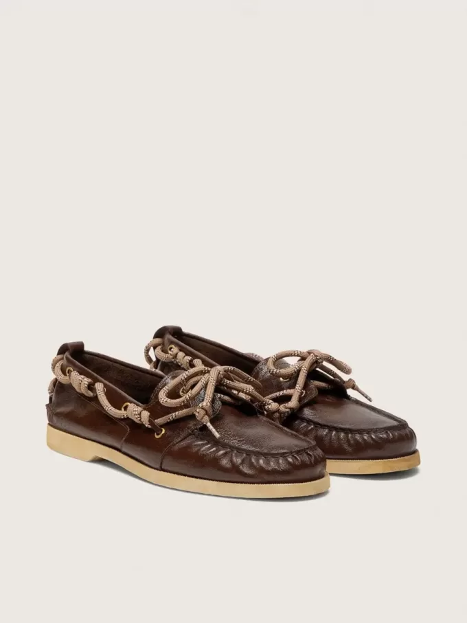 Herren-Cruise-Loafer aus glänzendem dunkelbraunem Leder mit taubengrauen Wanderschuhschnürsenkeln Herren-Cruise-Loafer aus glänzendem dunkelbraunem Leder mit taubengrauen Wanderschuhschnürsenkeln