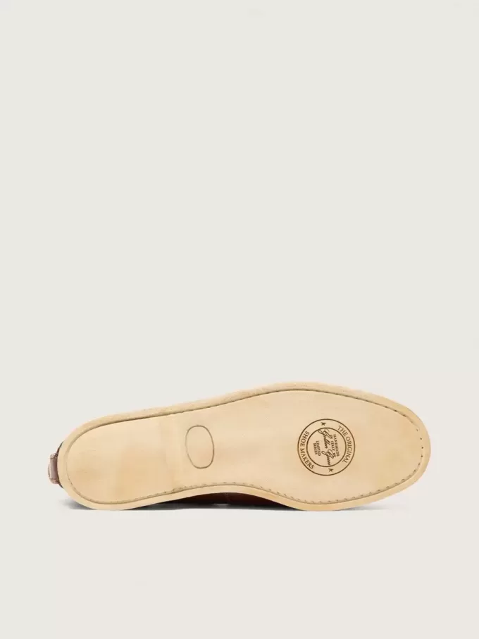 Herren-Cruise-Loafer aus glänzendem dunkelbraunem Leder mit taubengrauen Wanderschuhschnürsenkeln Herren-Cruise-Loafer aus glänzendem dunkelbraunem Leder mit taubengrauen Wanderschuhschnürsenkeln