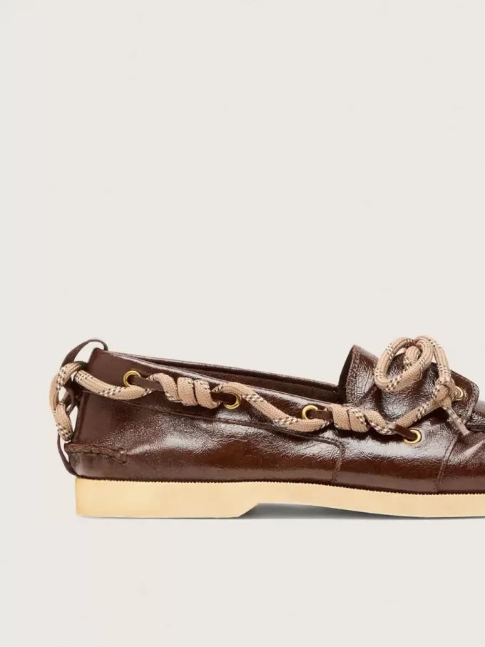 Herren-Cruise-Loafer aus glänzendem dunkelbraunem Leder mit taubengrauen Wanderschuhschnürsenkeln Herren-Cruise-Loafer aus glänzendem dunkelbraunem Leder mit taubengrauen Wanderschuhschnürsenkeln