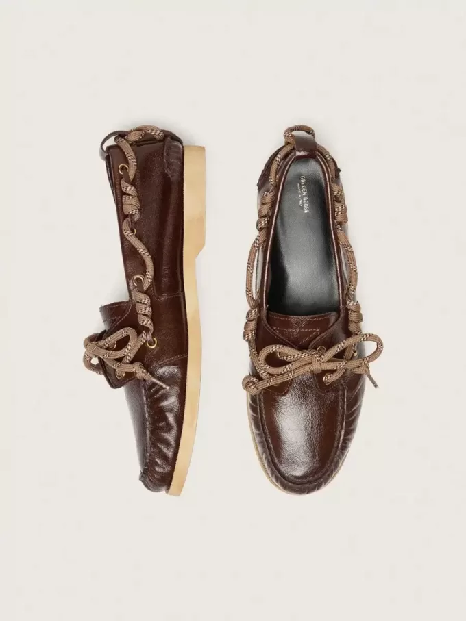 Herren-Cruise-Loafer aus glänzendem dunkelbraunem Leder mit taubengrauen Wanderschuhschnürsenkeln Herren-Cruise-Loafer aus glänzendem dunkelbraunem Leder mit taubengrauen Wanderschuhschnürsenkeln