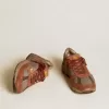 Damen-Dad-Star aus Nubukleder mit goldenem Lederstern und Fersenlasche aus Wildleder Damen-Dad-Star aus Nubukleder mit goldenem Lederstern und Fersenlasche aus Wildleder