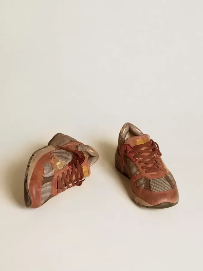 Damen-Dad-Star aus Nubukleder mit goldenem Lederstern und Fersenlasche aus Wildleder Damen-Dad-Star aus Nubukleder mit goldenem Lederstern und Fersenlasche aus Wildleder