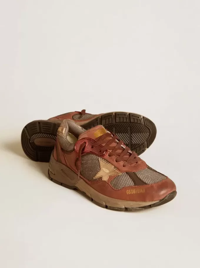 Damen-Dad-Star aus Nubukleder mit goldenem Lederstern und Fersenlasche aus Wildleder Damen-Dad-Star aus Nubukleder mit goldenem Lederstern und Fersenlasche aus Wildleder