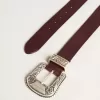 Damen-Gürtel aus burgunderrotem Leder mit verzierter Silberschnalle