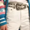 Damen-Gürtel aus weißem Leder mit farbigen Nieten Damen-Gürtel aus weißem Leder mit farbigen Nieten