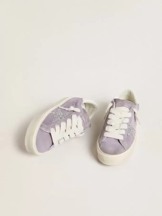 Damen-Hi-Star aus violettem Wildleder mit silbernem Glitzerstern Damen-Hi-Star aus violettem Wildleder mit silbernem Glitzerstern