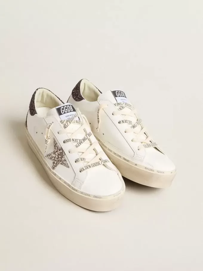 Damen-Hi Star mit silbernem Glitzerstern und rubinrotem Glitzer-Fersenlabel Damen-Hi Star mit silbernem Glitzerstern und rubinrotem Glitzer-Fersenlabel