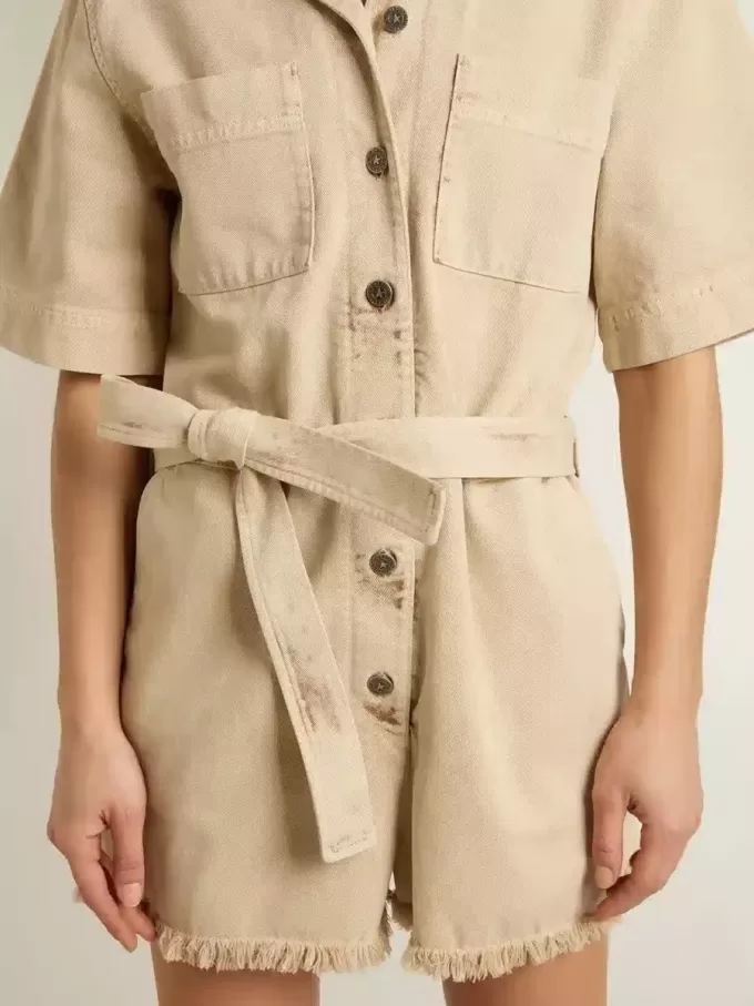 Damen-Jumpsuit aus beigem Denim mit Gürtel und ausgefranstem Saum Damen-Jumpsuit aus beigem Denim mit Gürtel und ausgefranstem Saum