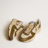 Damen-Laufsohle aus braunem Wildleder und Mesh mit goldenem Glitzerstern Damen-Laufsohle aus braunem Wildleder und Mesh mit goldenem Glitzerstern