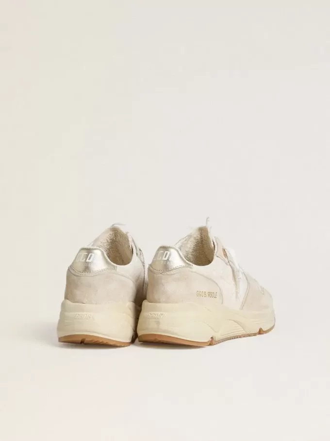 Damen-Laufsohle aus Canvas mit beigem Stern und Fersenlasche aus platinfarbenem Metallic-Leder Damen-Laufsohle aus Canvas mit beigem Stern und Fersenlasche aus platinfarbenem Metallic-Leder