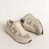 Damen-Laufsohle mit Swarovski-Kristallen und elfenbeinfarbenem Stern verziert Damen-Laufsohle mit Swarovski-Kristallen und elfenbeinfarbenem Stern verziert