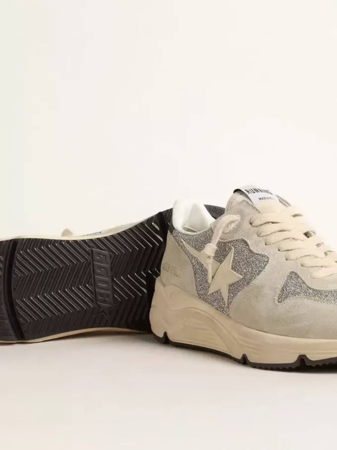 Damen-Laufsohle mit Swarovski-Kristallen und elfenbeinfarbenem Stern verziert Damen-Laufsohle mit Swarovski-Kristallen und elfenbeinfarbenem Stern verziert