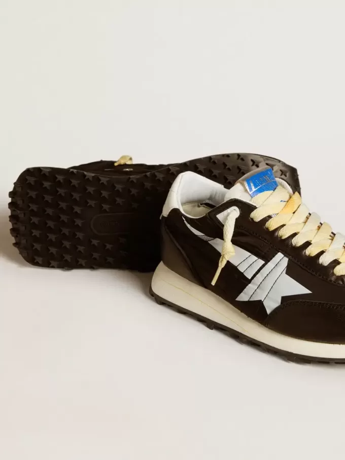 Damen-Marathon mit schwarzem Nylon-Obermaterial und weißem Stern Damen-Marathon mit schwarzem Nylon-Obermaterial und weißem Stern