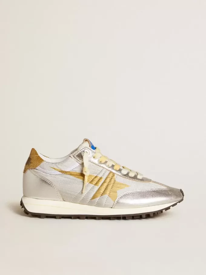 Damen-Marathon mit silbernem Ripstop-Nylon-Obermaterial und goldenem Stern Damen-Marathon mit silbernem Ripstop-Nylon-Obermaterial und goldenem Stern