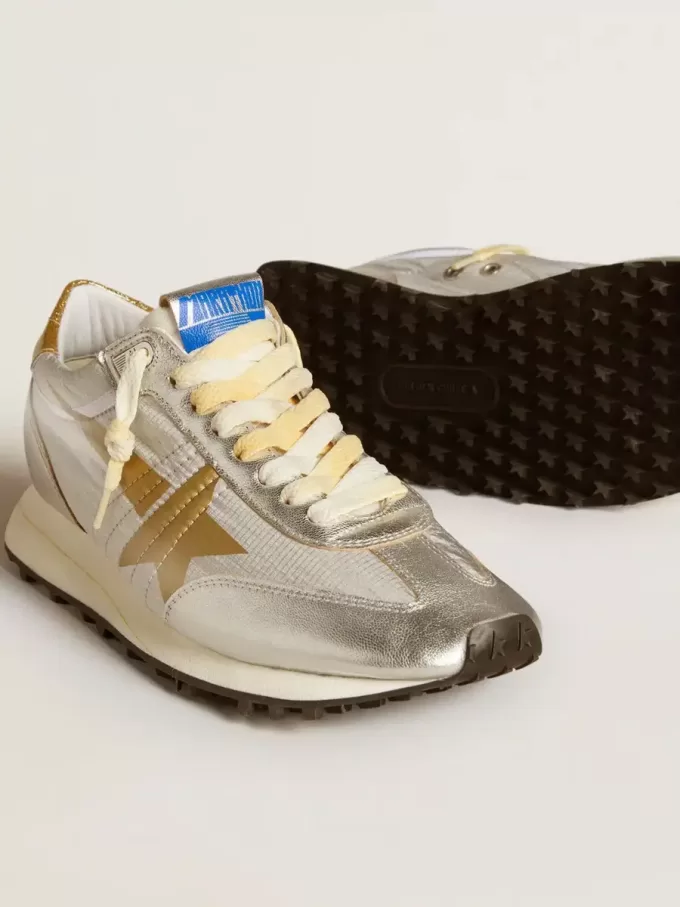 Damen-Marathon mit silbernem Ripstop-Nylon-Obermaterial und goldenem Stern Damen-Marathon mit silbernem Ripstop-Nylon-Obermaterial und goldenem Stern