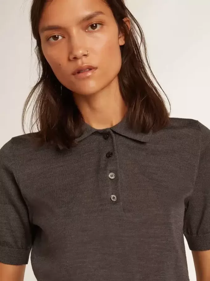 Damen-Poloshirt aus anthrazitfarbener Merinowolle Damen-Poloshirt aus anthrazitfarbener Merinowolle