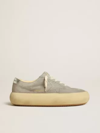 Damen-Schuhe „Space-Star” aus eisgrauem Wildleder mit perforiertem Stern Damen-Schuhe „Space-Star” aus eisgrauem Wildleder mit perforiertem Stern