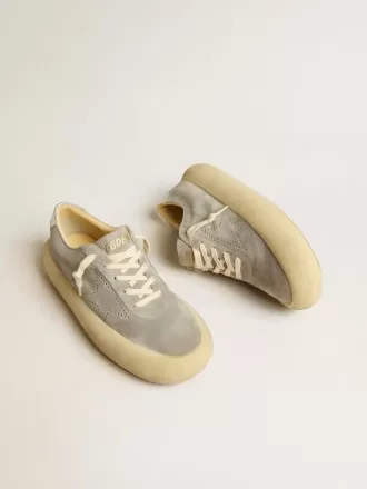 Damen-Schuhe „Space-Star” aus eisgrauem Wildleder mit perforiertem Stern Damen-Schuhe „Space-Star” aus eisgrauem Wildleder mit perforiertem Stern