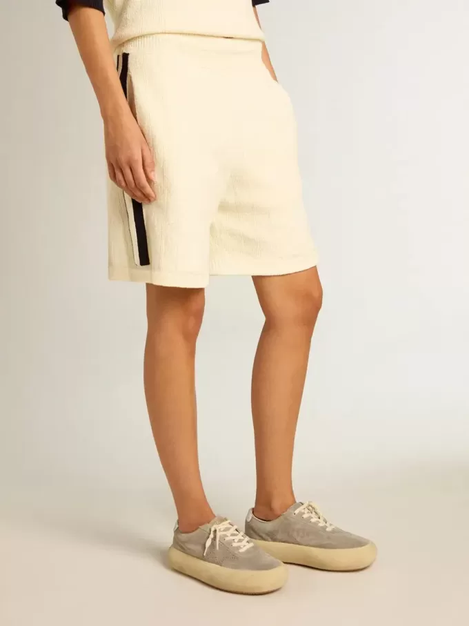 Damen-Schuhe „Space-Star” aus eisgrauem Wildleder mit perforiertem Stern Damen-Schuhe „Space-Star” aus eisgrauem Wildleder mit perforiertem Stern