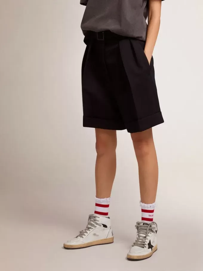 Damen-Shorts aus schwarzer Wollgabardine mit Taillengürtel Damen-Shorts aus schwarzer Wollgabardine mit Taillengürtel
