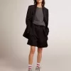 Damen-Shorts aus schwarzer Wollgabardine mit Taillengürtel Damen-Shorts aus schwarzer Wollgabardine mit Taillengürtel