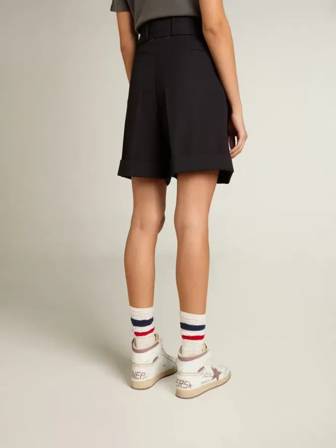 Damen-Shorts aus schwarzer Wollgabardine mit Taillengürtel Damen-Shorts aus schwarzer Wollgabardine mit Taillengürtel