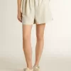 Damen-Shorts aus Wollmischung mit weißen und grauen Nadelstreifen