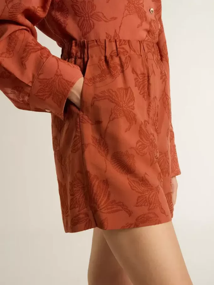 Damen-Shorts aus ziegelrotem Jacquard mit maritimem Blumenmuster