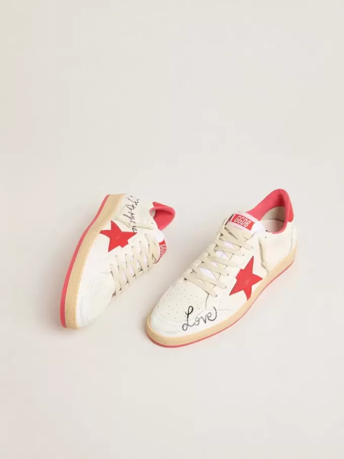 Damen-Sneaker Ball Star  Wishes aus weißem Leder mit rotem Stern und Fersenlasche