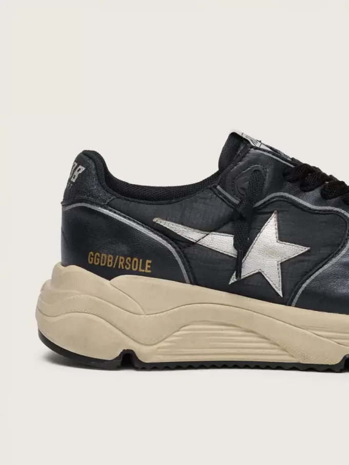 Damen-Sneaker „Running Sole” aus schwarzem Nappaleder und Nylon mit silbernem Lederstern Damen-Sneaker „Running Sole” aus schwarzem Nappaleder und Nylon mit silbernem Lederstern