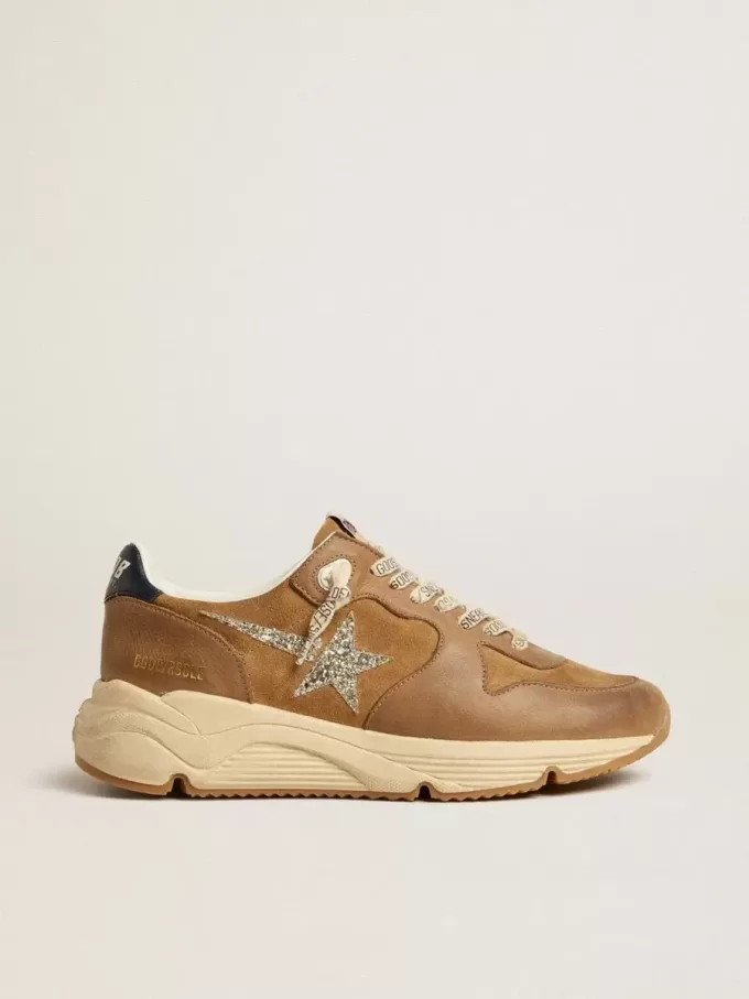 Damen-Sneaker „Running Sole” aus tabakfarbenem Nappaleder und Wildleder mit silbernem Glitzerstern