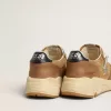 Damen-Sneaker „Running Sole” aus tabakfarbenem Nappaleder und Wildleder mit silbernem Glitzerstern