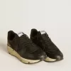 Damen-Sneaker „Running Sole” in Schwarz mit Glitzer, Lederstern und Fersenlasche aus Nubukleder Damen-Sneaker „Running Sole” in Schwarz mit Glitzer, Lederstern und Fersenlasche aus Nubukleder