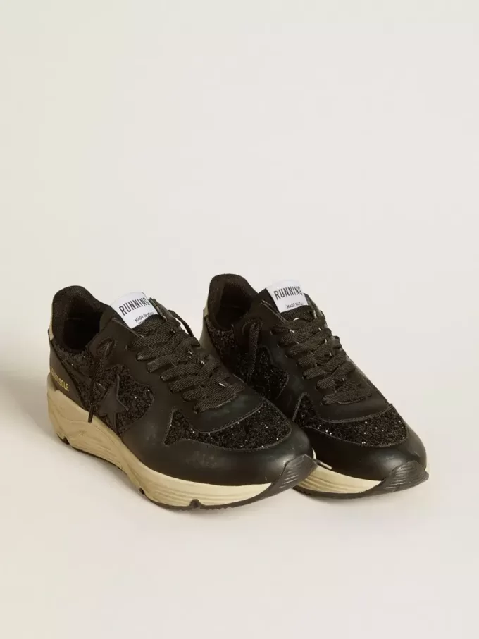 Damen-Sneaker „Running Sole” in Schwarz mit Glitzer, Lederstern und Fersenlasche aus Nubukleder Damen-Sneaker „Running Sole” in Schwarz mit Glitzer, Lederstern und Fersenlasche aus Nubukleder