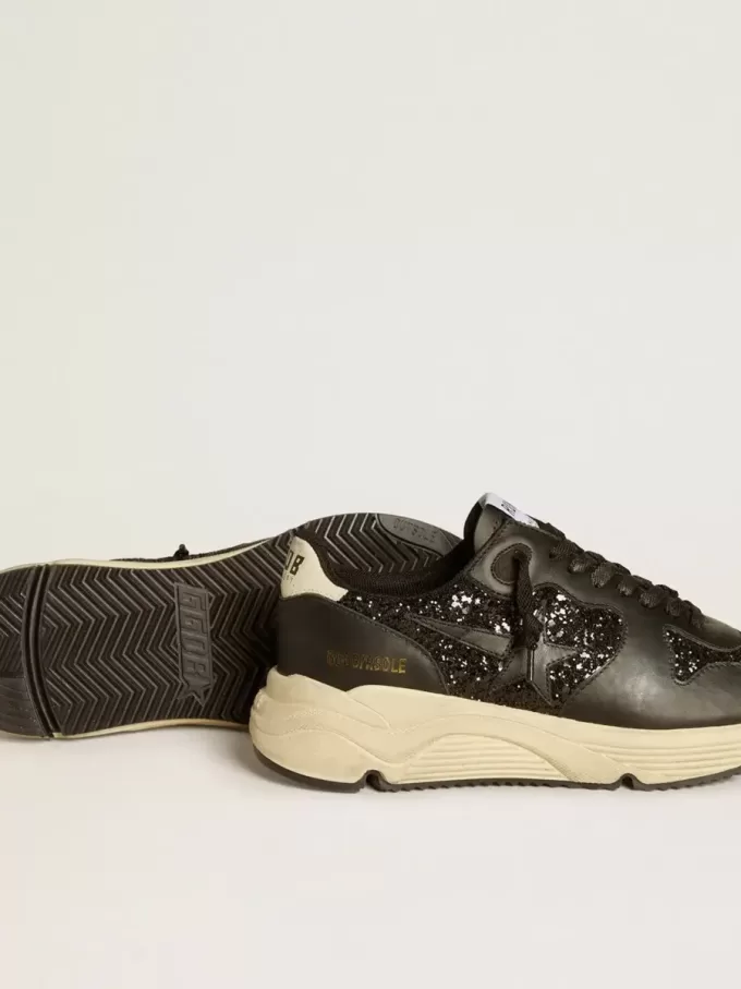 Damen-Sneaker „Running Sole” in Schwarz mit Glitzer, Lederstern und Fersenlasche aus Nubukleder Damen-Sneaker „Running Sole” in Schwarz mit Glitzer, Lederstern und Fersenlasche aus Nubukleder